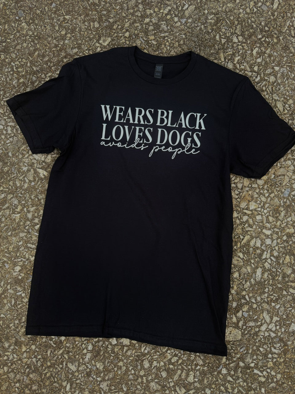 wears black tee