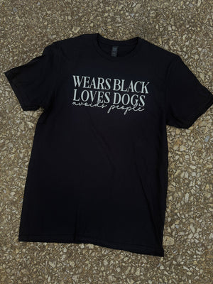wears black tee
