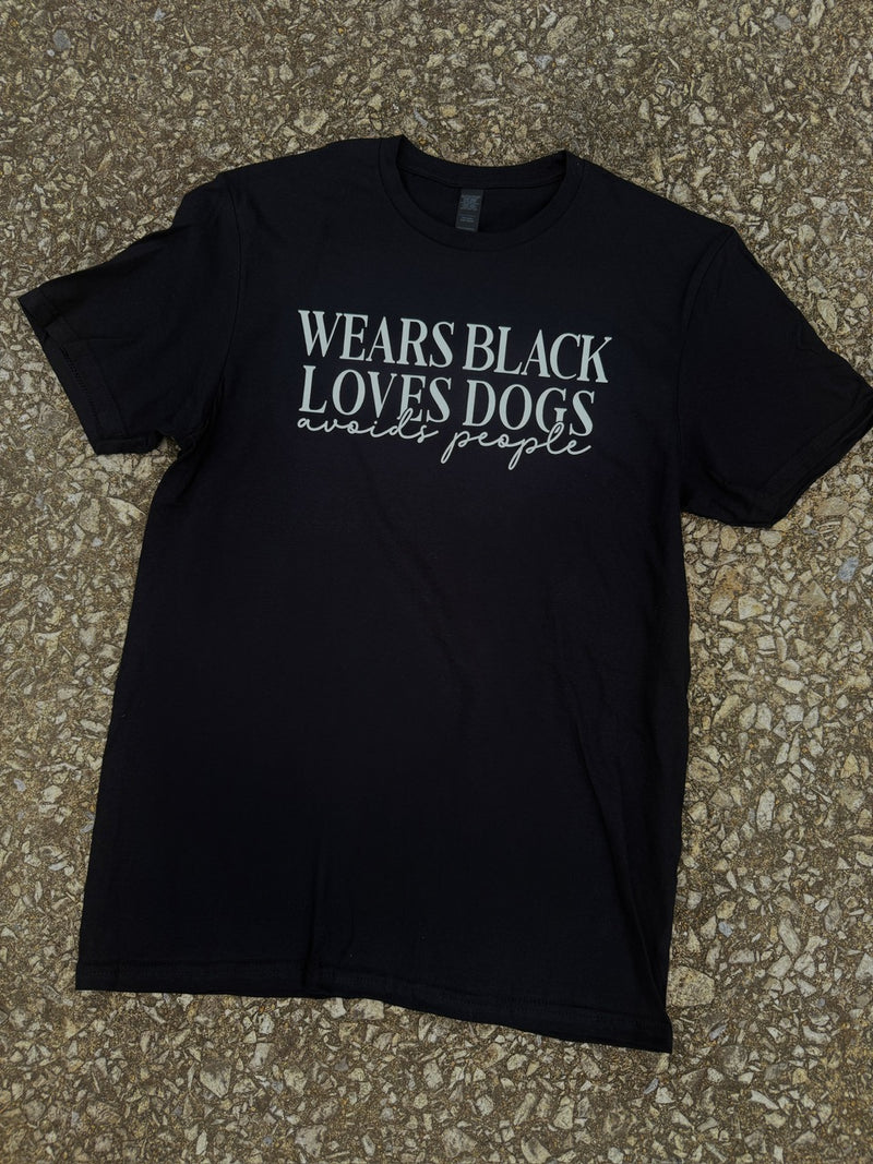 wears black tee